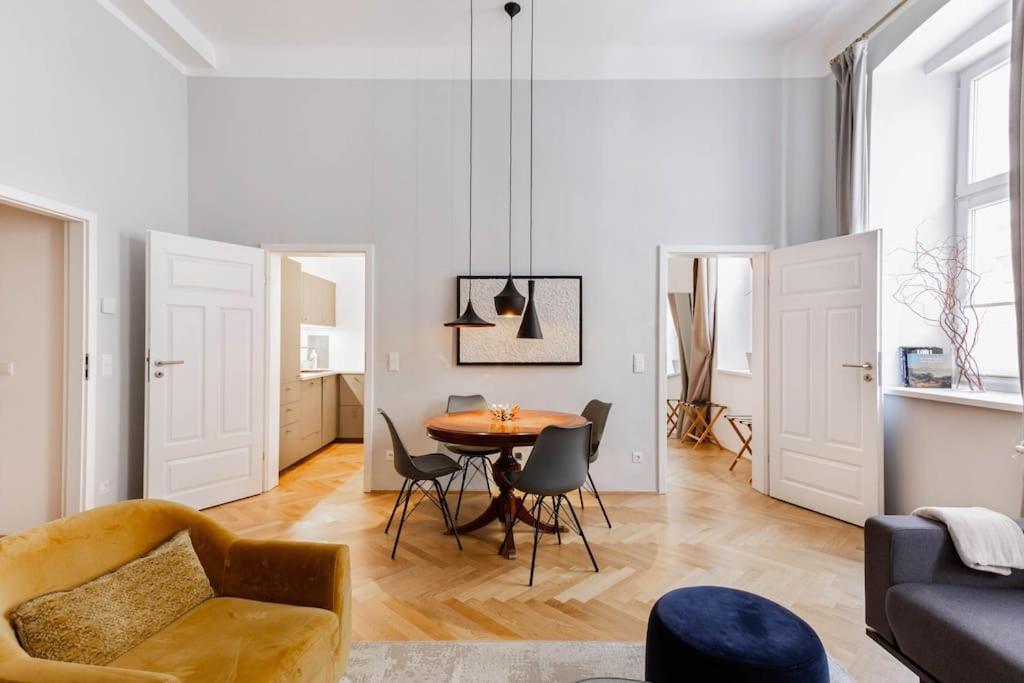 Center Apt In Best Area Near Park & Danube 20'To Airport Appartement Wenen Buitenkant foto