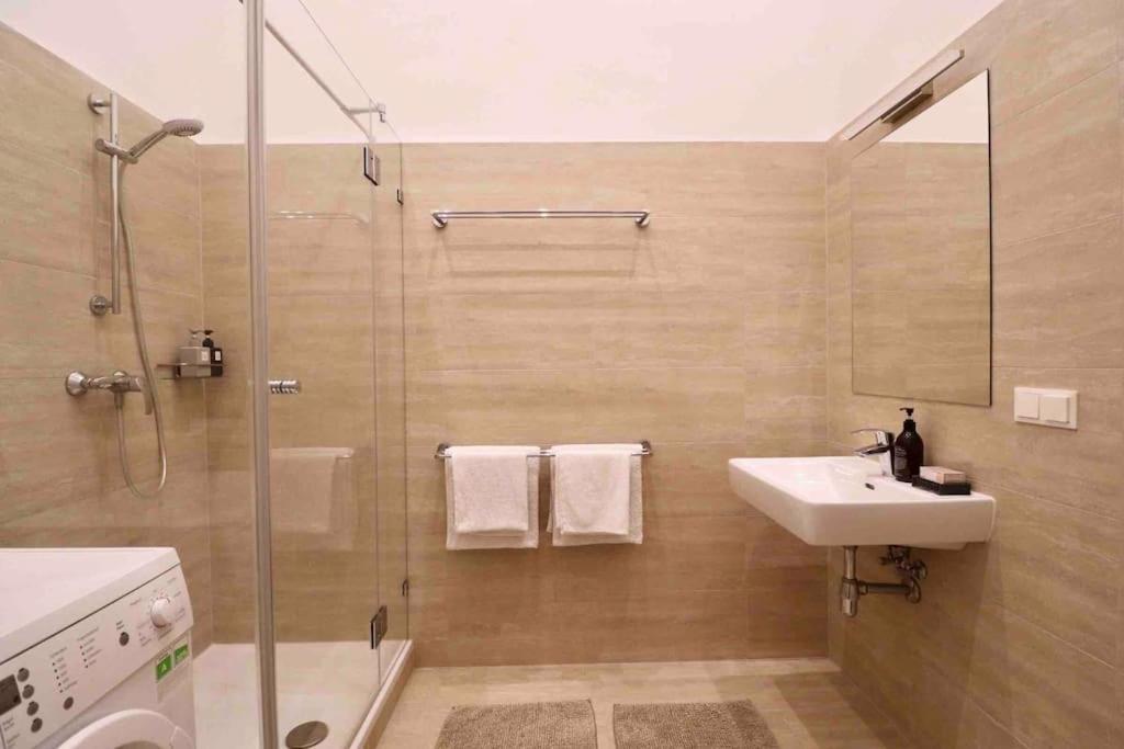 Center Apt In Best Area Near Park & Danube 20'To Airport Appartement Wenen Buitenkant foto