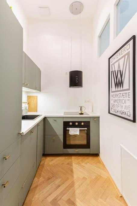 Center Apt In Best Area Near Park & Danube 20'To Airport Appartement Wenen Buitenkant foto